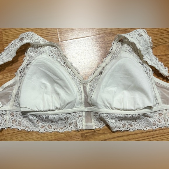 Elegant White Lace Bralette - Picture 6 of 6